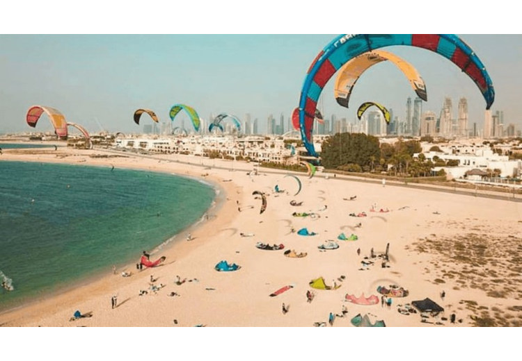 Bãi biển Kite Beach Dubai với đường chạy bộ ven biển và cao ốc phía sau