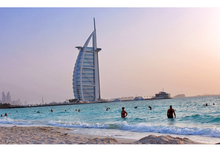 Bãi Kite Beach Dubai nhìn ra khách sạn Burj Al Arab lúc chiều tà