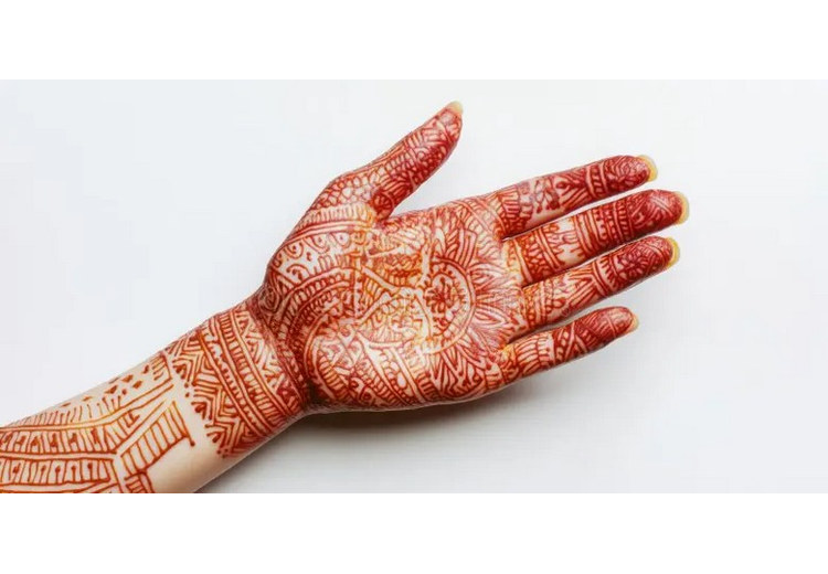 Bàn tay được vẽ họa tiết henna tinh xảo màu nâu đỏ truyền thống