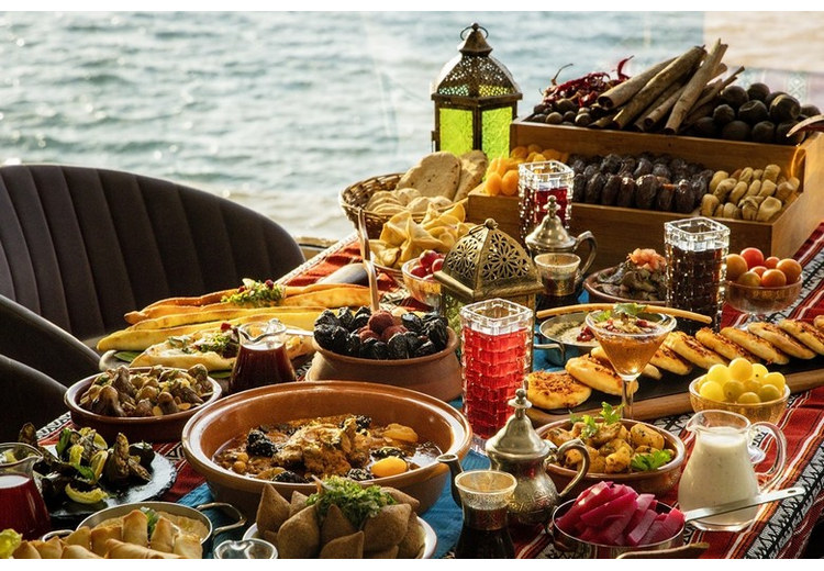 Bàn tiệc Iftar phá chay truyền thống trong tháng Ramadan tại Dubai