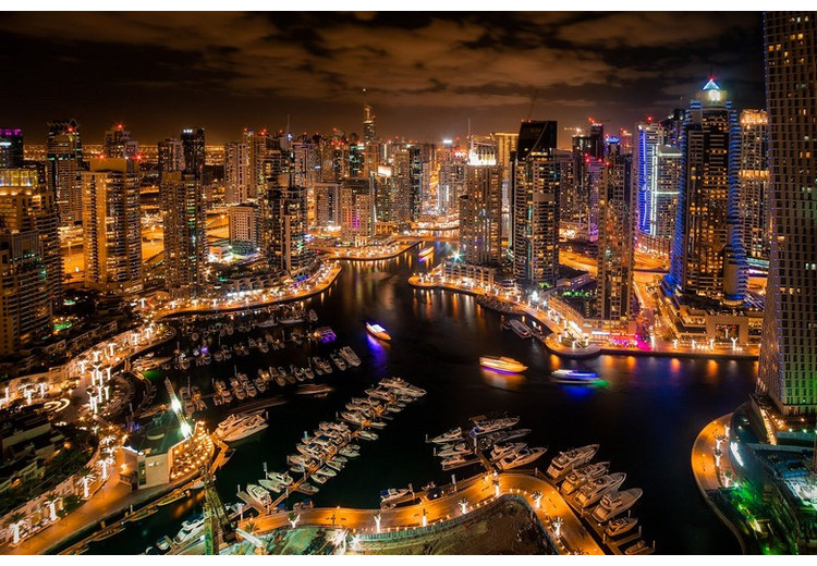 Bến du thuyền Dubai Marina rực sáng ánh đèn buổi tối