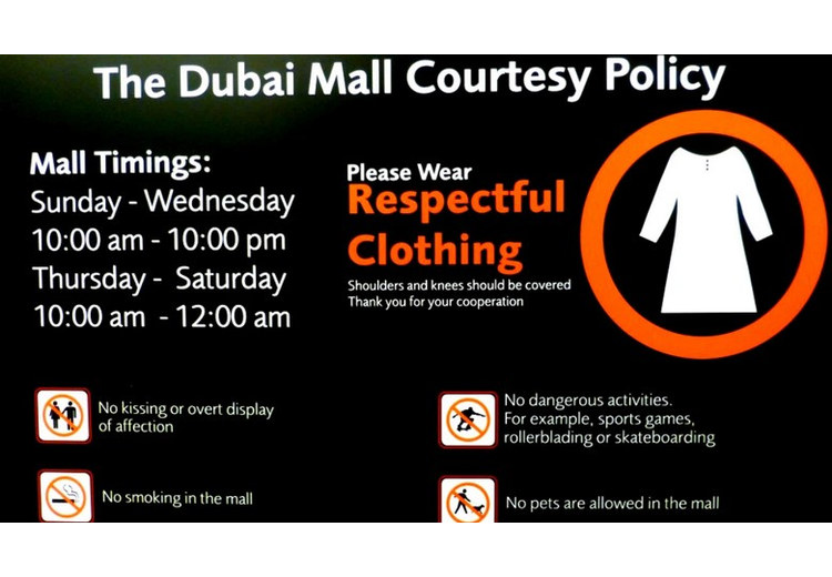 Biển báo hướng dẫn ăn mặc lịch sự tại một trung tâm thương mại Dubai