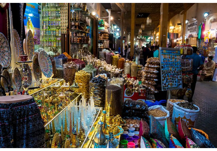  Bốn đặc sản Dubai bày cùng nhau, chà là, vàng, nước hoa và saffron