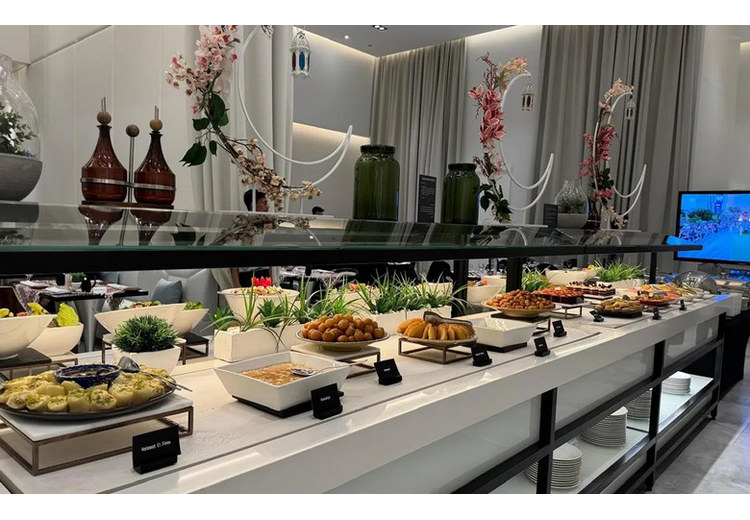 Buffet Iftar với các món Trung Đông tại một khách sạn Dubai