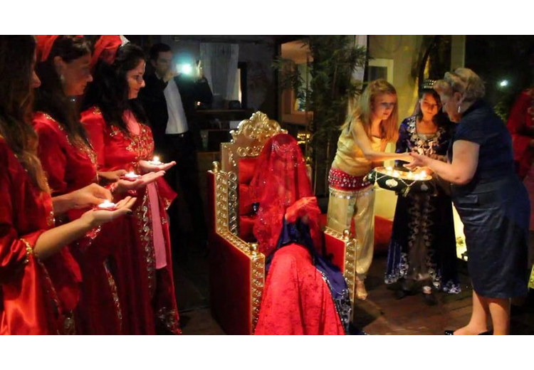 Buổi tiệc Henna Night truyền thống trước đám cưới Emirati với cô dâu ngồi giữa
