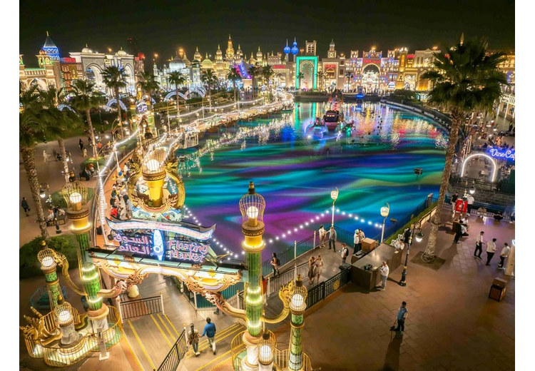 Các gian hàng văn hóa rực rỡ ánh đèn tại Global Village Dubai về đêm