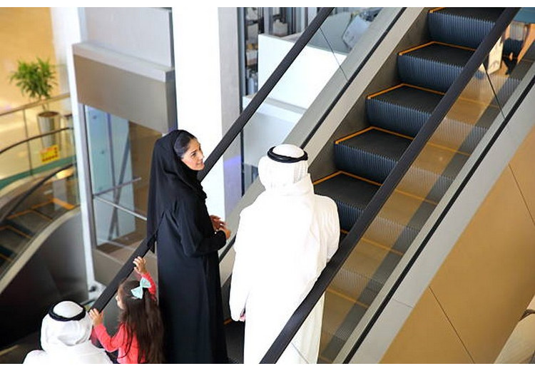 Cặp đôi nắm tay dạo bước tại trung tâm thương mại Dubai Mall