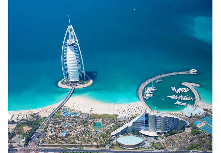 Cây cầu cong dài khoảng 280 mét dẫn ra đảo Burj Al Arab