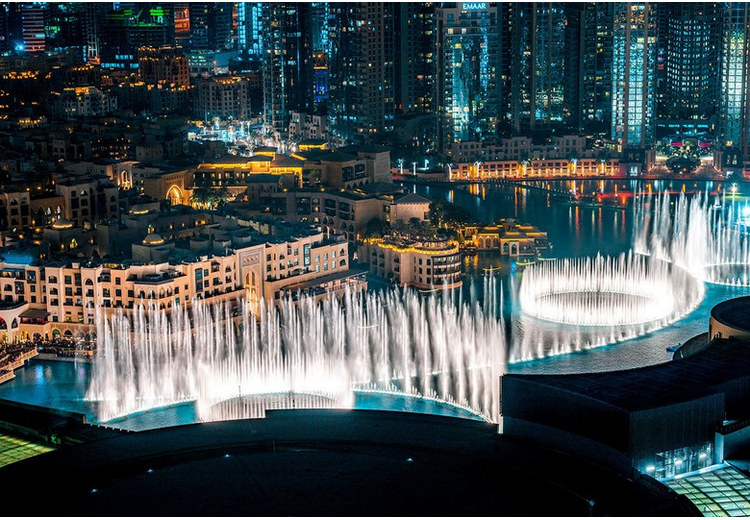 Đài phun nước Dubai Fountain biểu diễn trước tháp Burj Khalifa về đêm