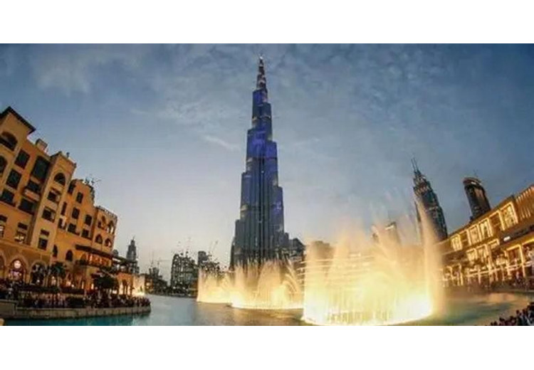 Đài phun nước Dubai trình diễn buổi tối dưới chân tháp Burj Khalifa