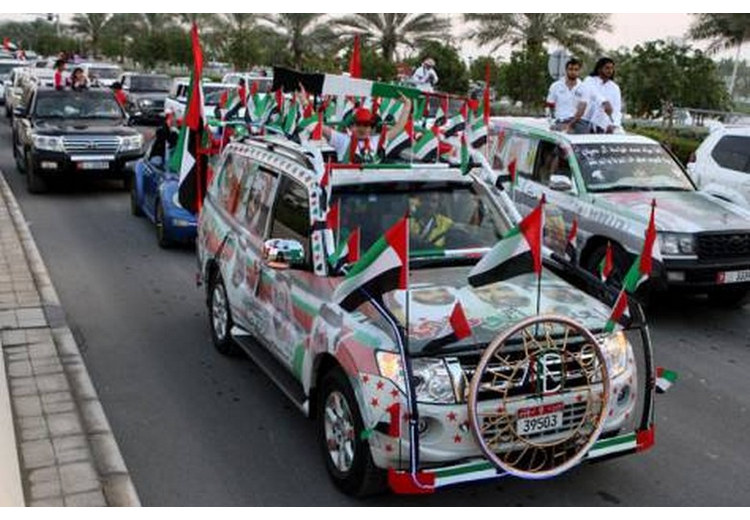 Diễu hành xe hơi trang trí cờ UAE mừng Ngày Quốc khánh tại Dubai