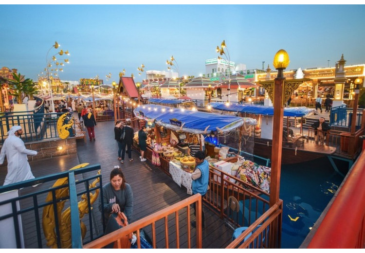 Đồ ăn đường phố châu Á được bán trên thuyền tại khu Floating Market