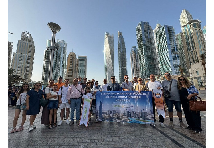 Đoàn khách có hướng dẫn viên tiếng Việt tham quan tháp Burj Khalifa