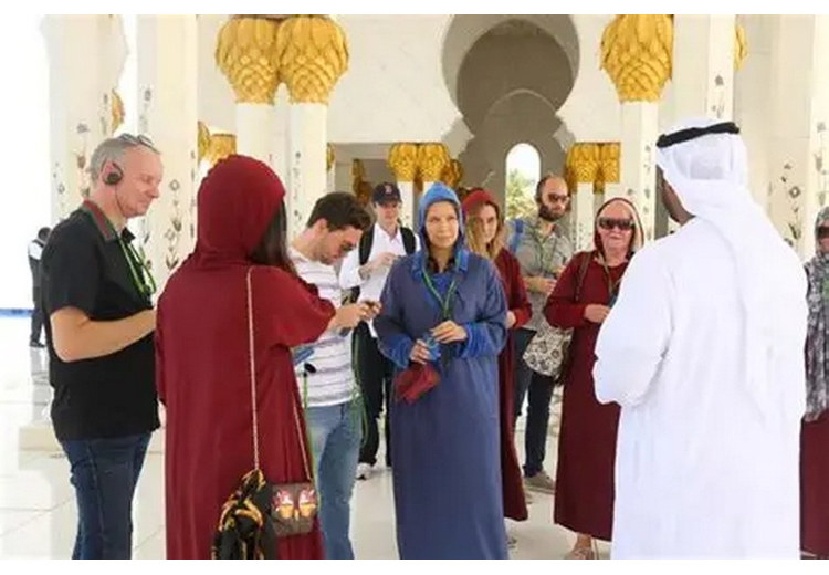  Đoàn khách lớn tuổi tham quan Đại Thánh đường Sheikh Zayed ở Abu Dhabi vào buổi sáng