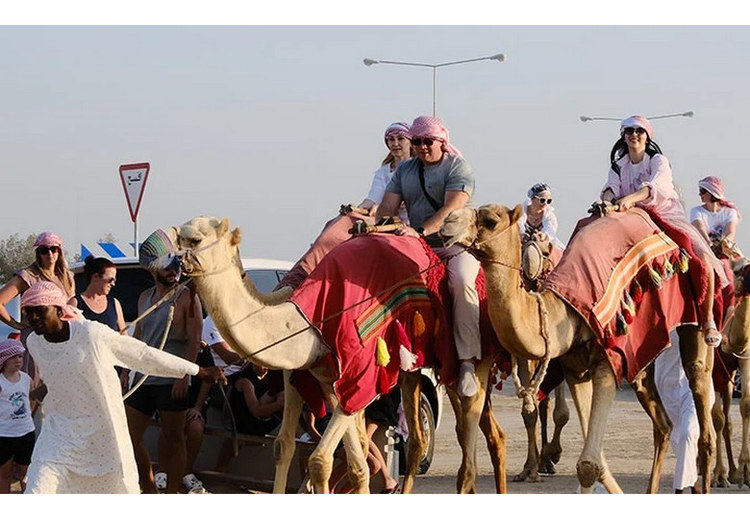 Đoàn khách mặc trang phục dài tay, đội khăn khi trải nghiệm desert safari trên sa mạc