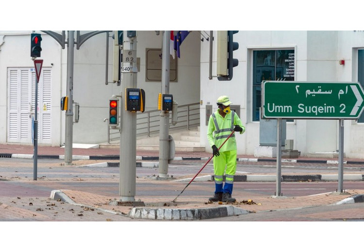Đội ngũ vệ sinh công cộng làm việc trên phố đi bộ Dubai