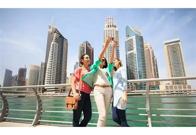 Du khách dạo phố tại Dubai Marina, ăn mặc lịch sự và tuân thủ quy định địa phương