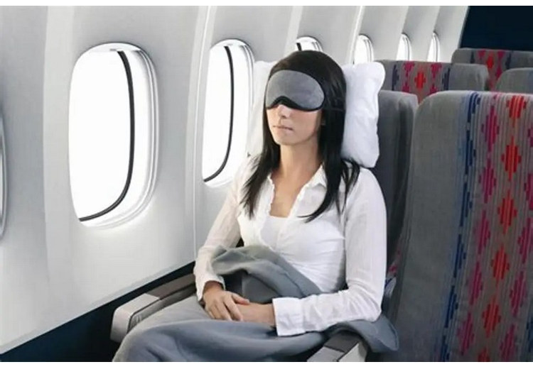  Du khách đeo bịt mắt nghỉ ngơi trên máy bay