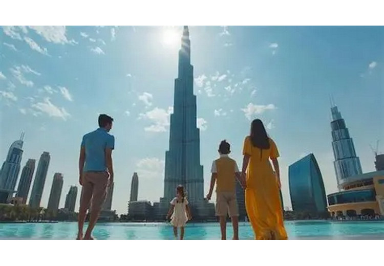 Du khách lần đầu chụp ảnh trước tháp Burj Khalifa