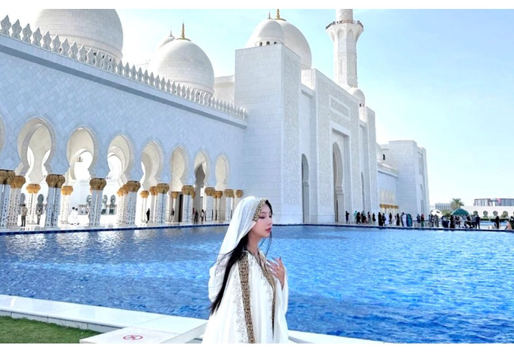 Du khách mặc trang phục lịch sự tham quan một đền thờ ở Dubai