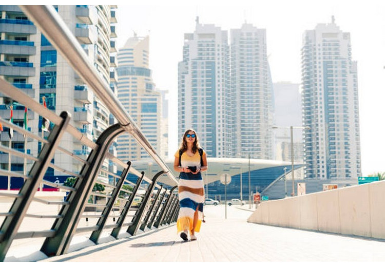  Du khách mặc trang phục rộng rãi, màu sáng dạo bước ở khu Dubai Marina