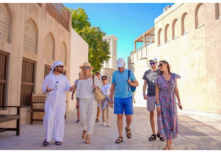 Du khách mặc trang phục thoải mái nhưng lịch sự dạo phố Dubai