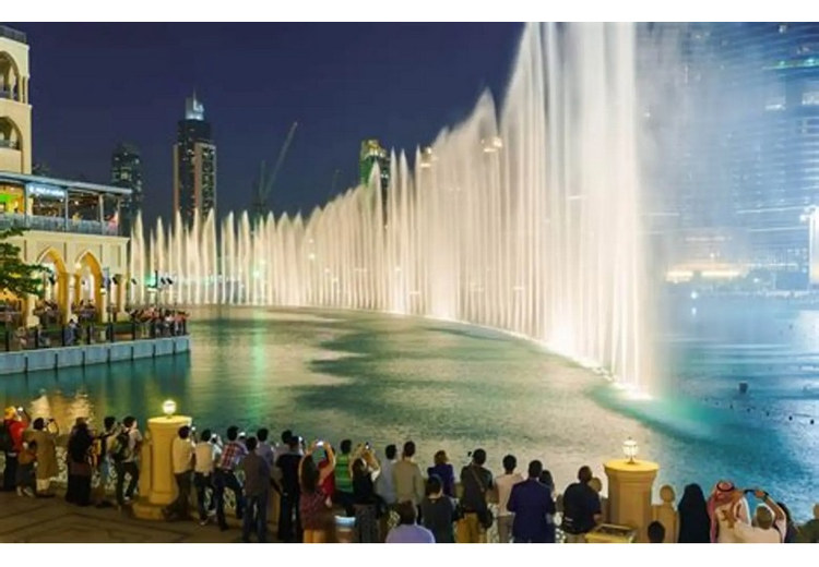  Du khách ngắm màn trình diễn nhạc nước miễn phí tại đài phun nước Dubai buổi tối