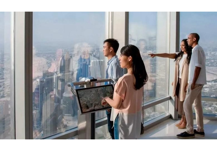 Du khách ngắm thành phố qua kính viễn vọng trên đài quan sát Burj Khalifa