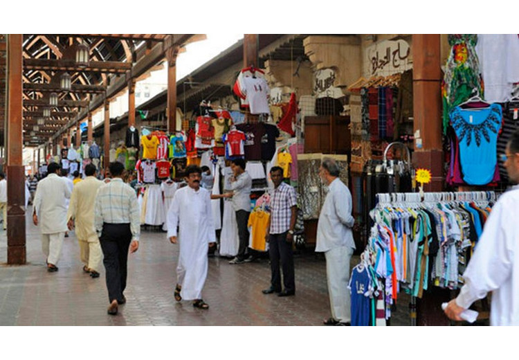 Du khách tham quan một khu chợ truyền thống tại Dubai với trang phục lịch sự