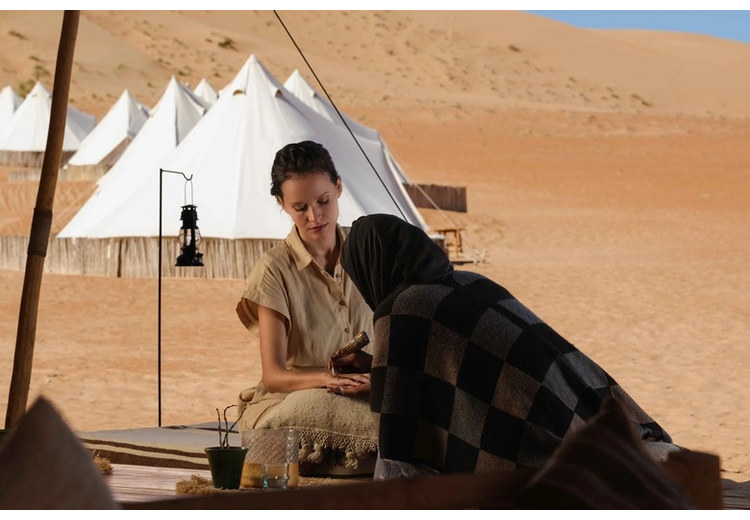 Du khách vẽ henna trong trại sa mạc Bedouin