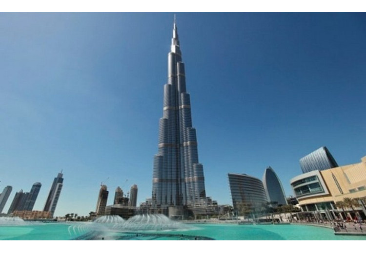 Đường phố Dubai dưới nắng gắt mùa hè với nền nhiệt cao