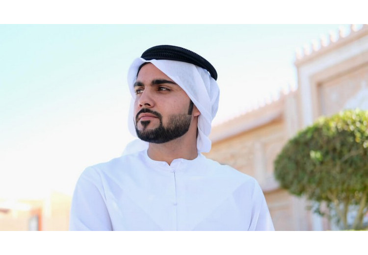 Ghutra trắng và agal đen đội trên đầu người đàn ông Emirati