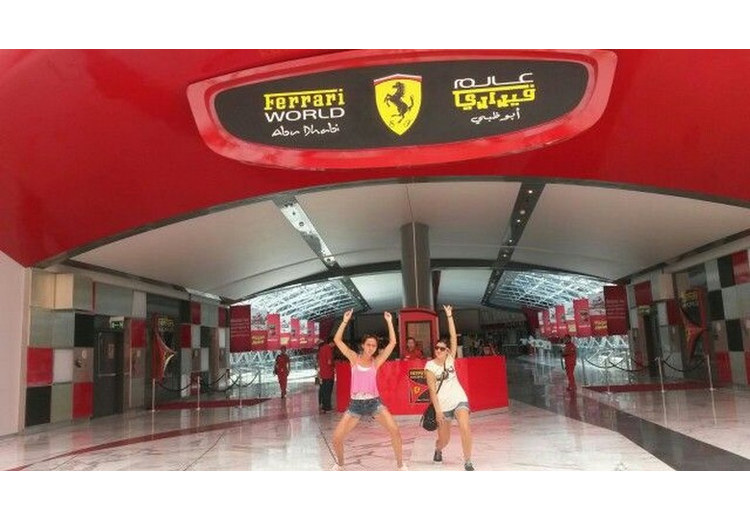 Gia đình khách du lịch chụp ảnh lưu niệm trước cổng vào Ferrari World