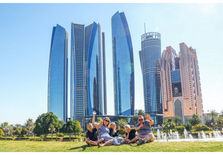 Gia đình nhiều thế hệ đi tour Dubai cùng hướng dẫn viên