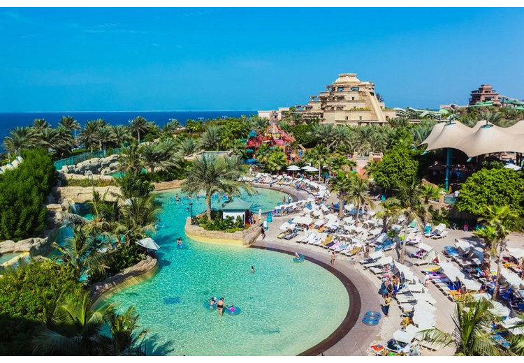 Gia đình thư giãn trên bãi biển riêng của Aquaventure