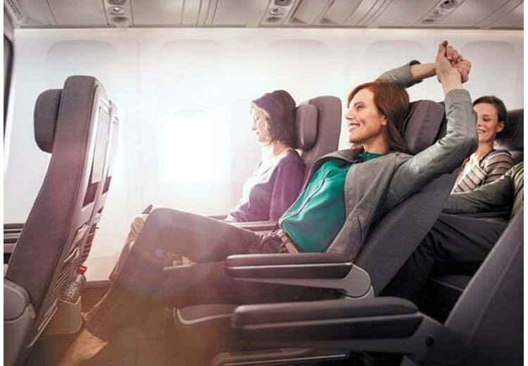 Hành khách duỗi chân vận động nhẹ trên chuyến bay đường dài