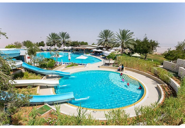 Hồ bơi và bãi cỏ xanh tại Al Mamzar Beach Park