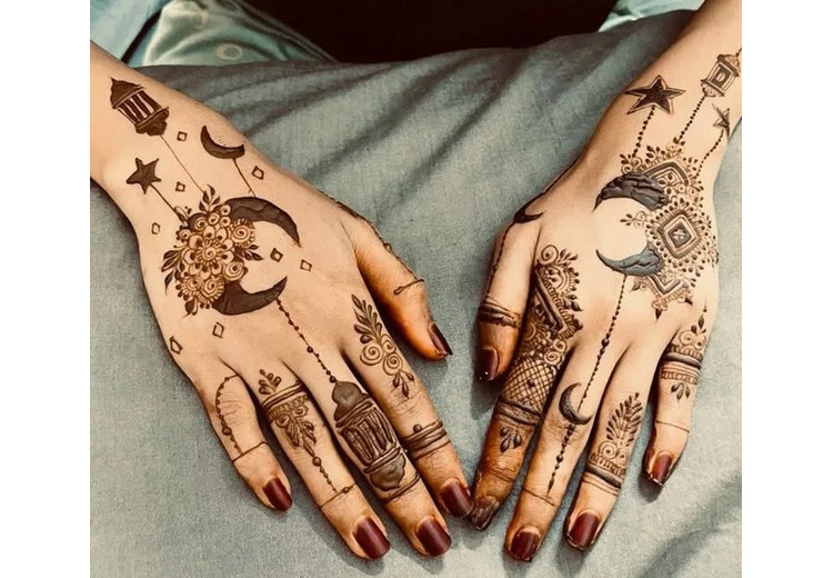 Họa tiết henna hình trăng lưỡi liềm và hoa văn truyền thống trên lòng bàn tay