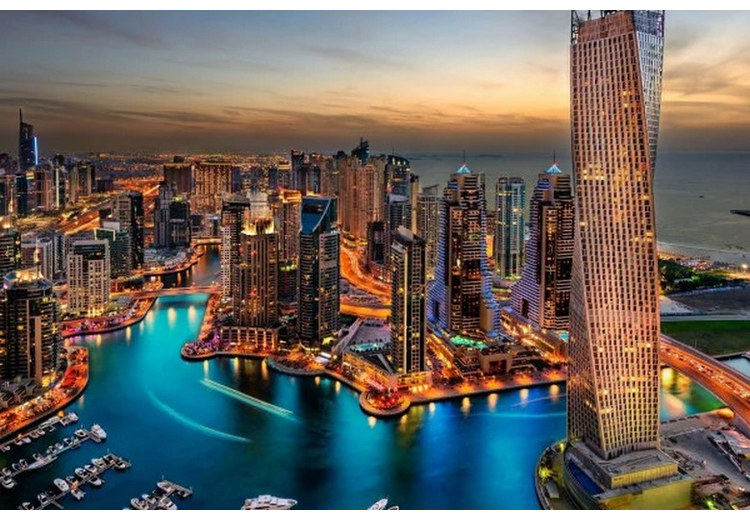 Hoàng hôn buông xuống Dubai Marina với ánh đèn bắt đầu lên
