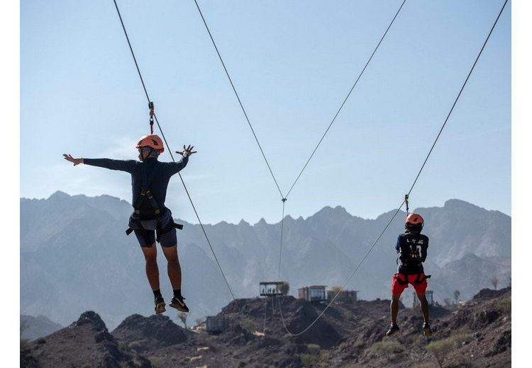 Khách chơi zipline và đạp xe địa hình tại Hatta Wadi Hub