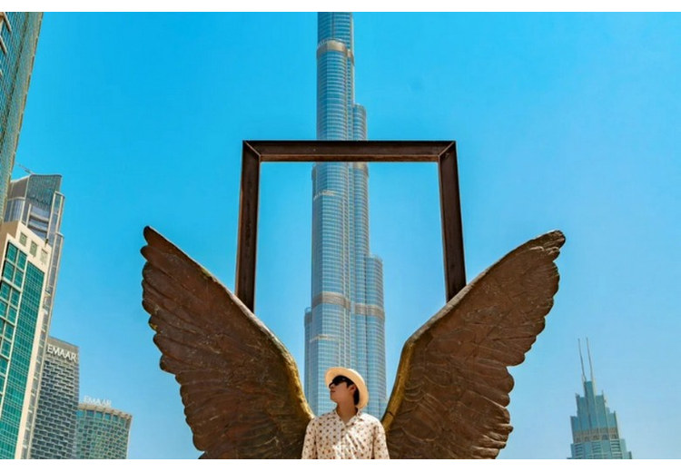 Khách chụp ảnh miễn phí với tháp Burj Khalifa từ khu Downtown Dubai
