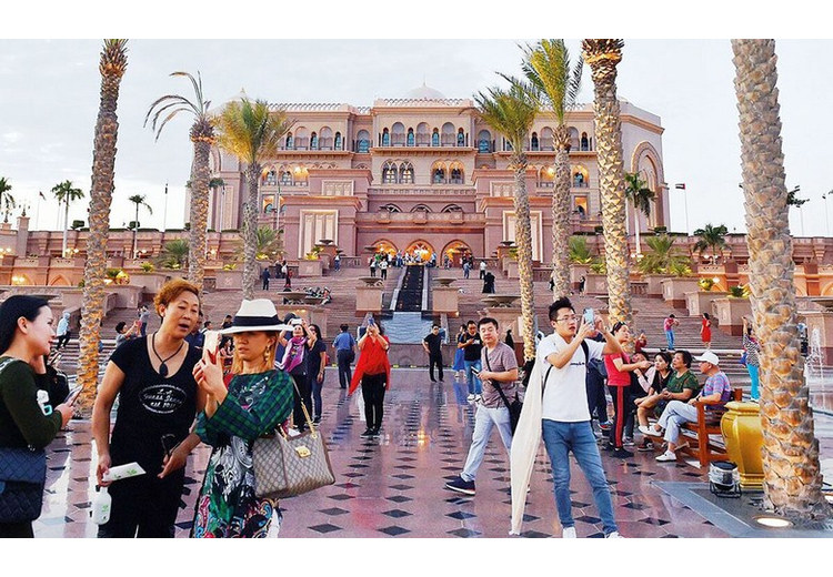 Khách du lịch chụp ảnh lưu niệm trước sảnh chính Emirates Palace