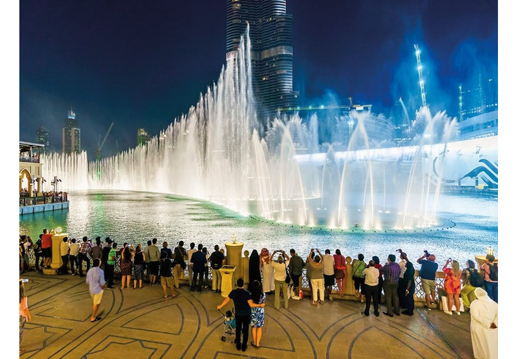 Khách Hà Nội chụp ảnh check-in trước đài phun nước Dubai buổi tối