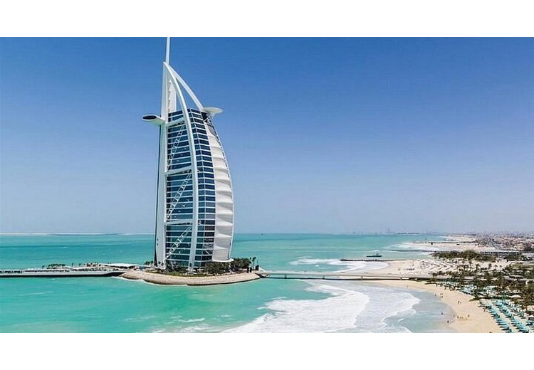 Khách sạn Burj Al Arab hình cánh buồm trên đảo nhân tạo riêng