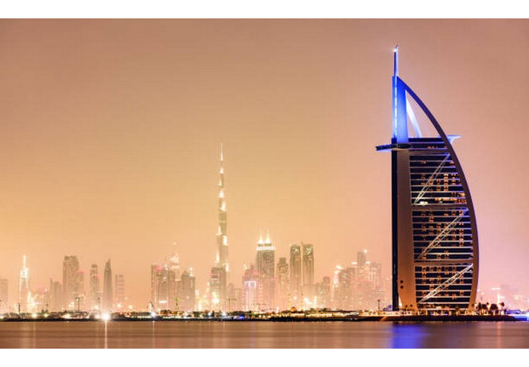 Khách sạn Burj Al Arab nhìn từ bãi biển Sunset Beach lúc hoàng hôn