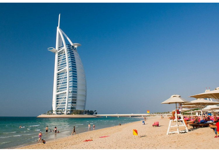 Khách tắm biển buổi sáng sớm tại một bãi biển Dubai mùa mát