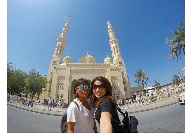 Khách tham quan chụp ảnh lưu niệm trước cổng Sheikh Zayed vào buổi chiều