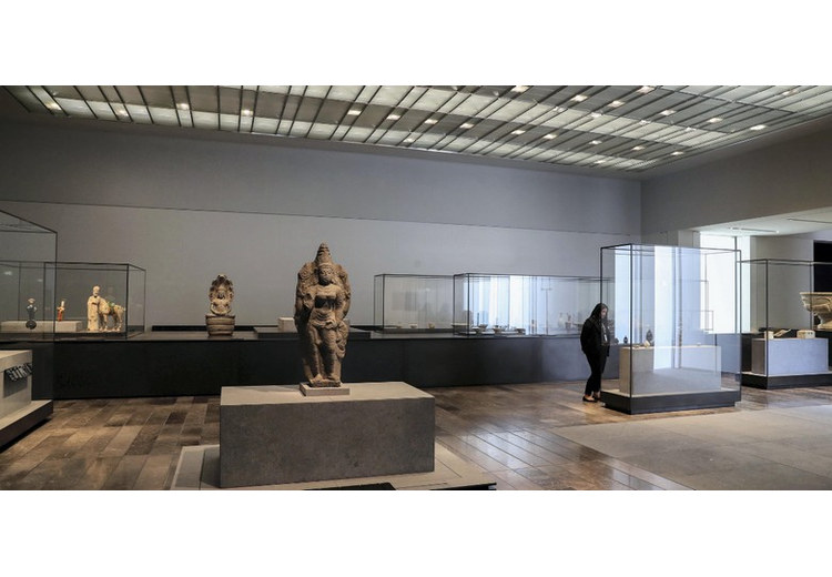 Khách tham quan chụp ảnh trước một tác phẩm điêu khắc tại Louvre Abu Dhabi