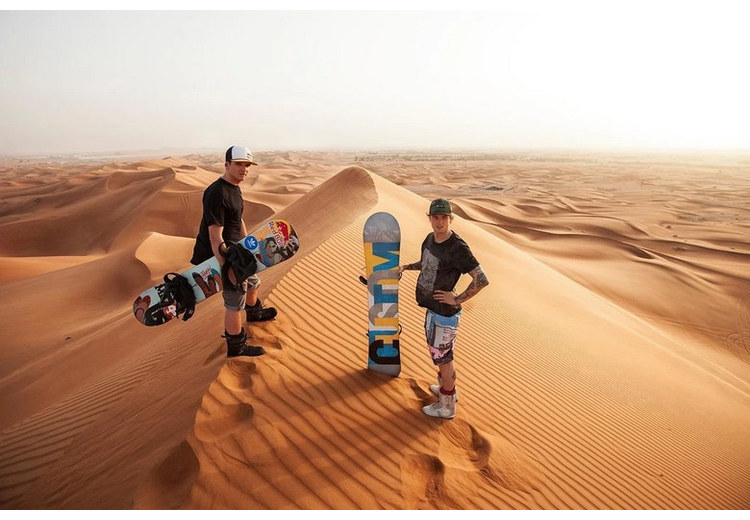  Khách trượt cát trên ván sandboard giữa đồi cát vàng ở Lahbab