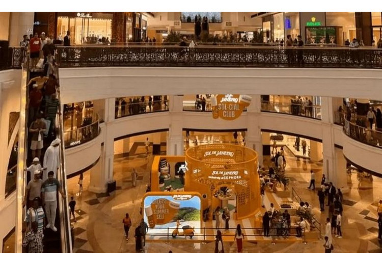 Khách tự do dạo trung tâm thương mại Dubai Mall vào thời gian rảnh
